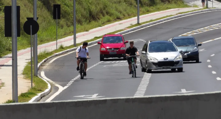 Ciclistas fazem protesto em SC após acidentes graves